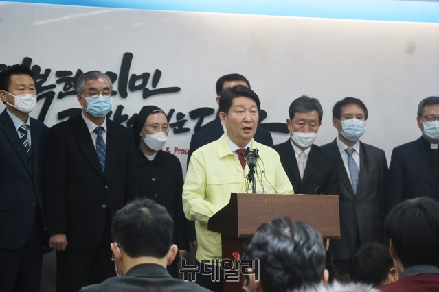 ▲ 권영진 대구시장은 21일 오전 시청에서 브리핑을 갖고 확진환자 누계치 증가 추세(09시 기준)가 2월 18일 1명 증 10명→19일 11명 증 23명→20일 34명 증 50명→21일 84명으로 추가확진자가 급증하고 있다라고 밝혔다.ⓒ뉴데일리