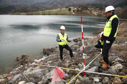 ▲ 한국농어촌공사는 24일부터 농업기반시설 923개소를 대상으로 정밀안전진단과 점검을 실시한다. 사진은 저수지 제방사면에 있는 사석의 침하 또는 이탈이 발생했는지 확인하는 모습.