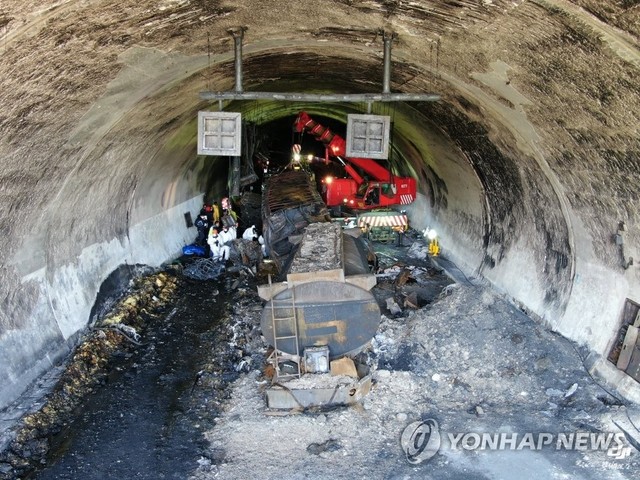 ▲ 사매2터널 내부 사고 현장.ⓒ연합뉴스