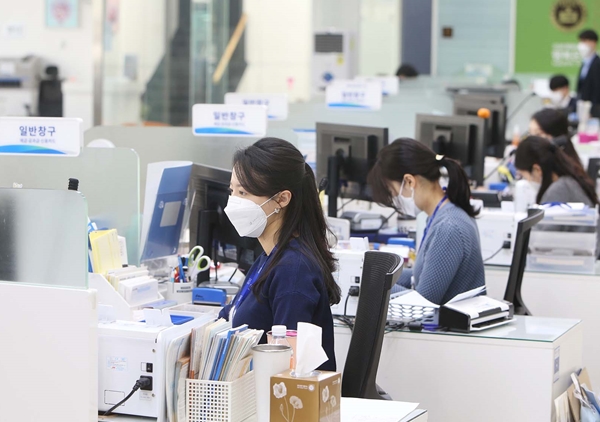 ▲ 대구은행 영업점에서 직원들이 마스크를 쓰고 업무를 보고 있다. ⓒ대구은행