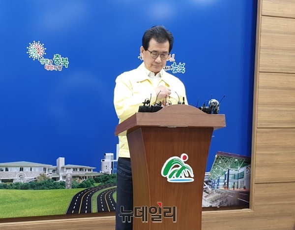 ▲ 이시종 충북도지사가 21일 증평군 군부대 장교 코로나19 확진과 관련, 담화문을 발표하고 있다.ⓒ박근주 기자