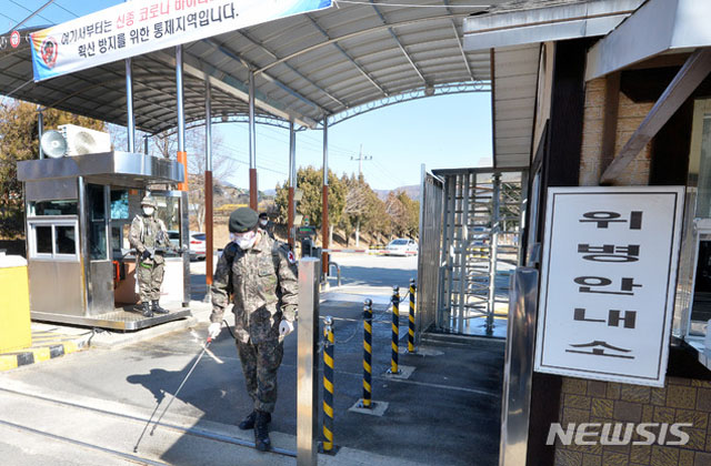 ▲ 대구 주둔 육군 50사단 신병교육대 앞을 방역 중인 장병. ⓒ뉴시스. 무단전재 및 재배포 금지.
