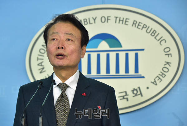 ▲ 한선교 미래한국당 대표. 21일 한국갤럽 여론조사에 고무된 한 대표는 