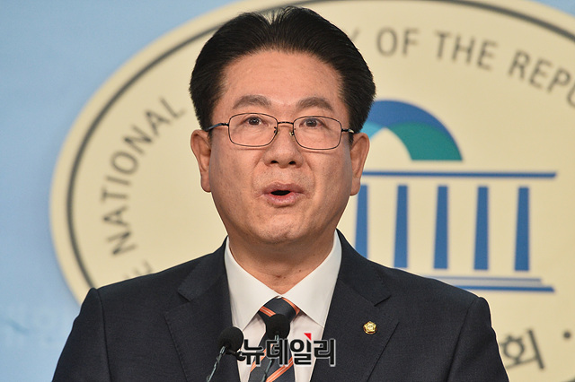 ▲ 안철수 국민의당 창당준비위원장의 계열로 분류됐던 이동섭 무소속 의원이 21일 오후 국회 정론관에서 미래통합당 입당 기자회견을 갖고 있다. ⓒ박성원 기자