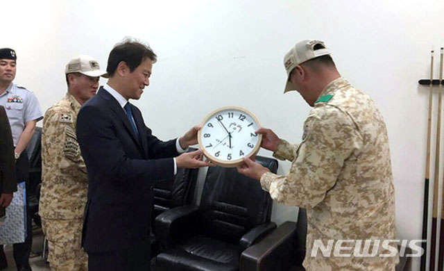 ▲ 2017년 12월 UAE를 찾은 임종석 당시 대통령 비서실장이 아크 부대를 찾아 장병들을 격려했다. ⓒ뉴시스. 무단전재 및 재배포 금지.