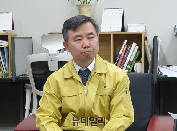 ▲ 김장회 충북도행정부지사가 21일 코로나19 확산에 따른 충북도의 대응 상황에 대해 설명하고 있다.ⓒ박근주 기자