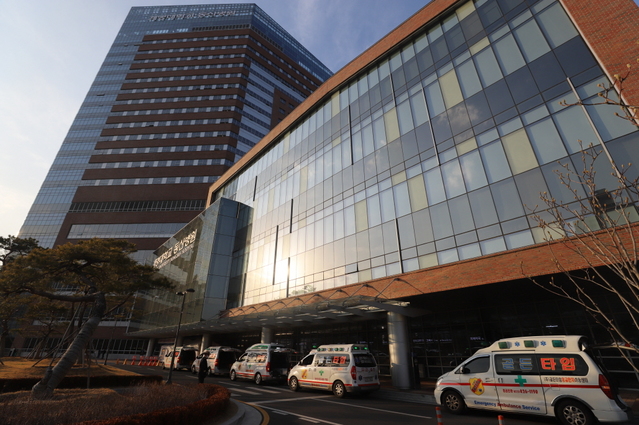 ▲ 대구동산병원 입원 환자가 계명대 동산병원으로 이송되고 있다.ⓒ동산병원