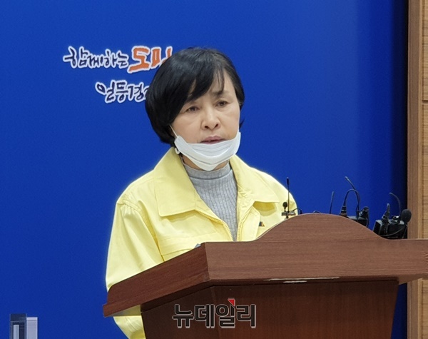 ▲ 전정애 충북도 보건복지국장이 22일 브리핑룸에서 청주 개인택시 코로나19 확진 판정과 관련 긴급 기자회견을 열고 있다.ⓒ박근주 기자