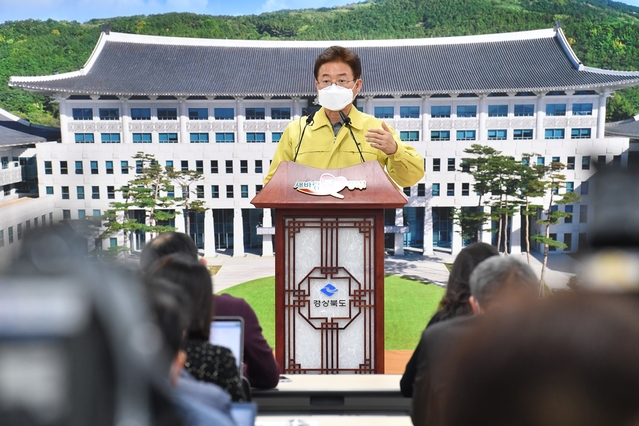 ▲ 22일 오후 이철우 경북도지사가 코로나19 관련해 브리핑을 하고 있다.ⓒ경북도