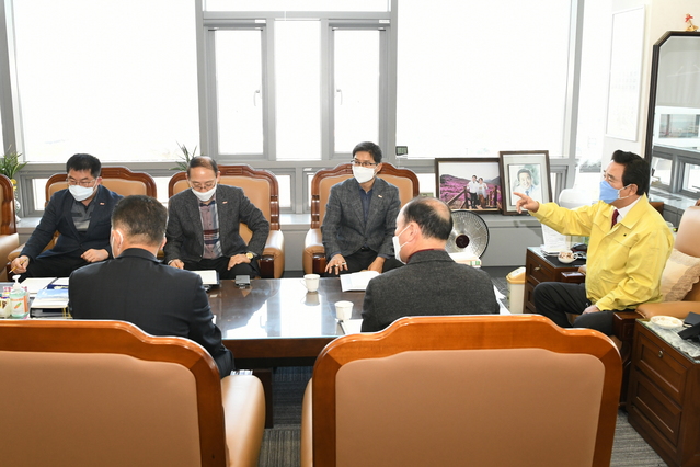 ▲ 대구 달성군(군수 김문오)은 지난 19일 관내 코로나19 1명 확진에 따라 군수실에서 달성군 재난안전대책본부장인 김문오 군수 주재로 긴급대책회의를 개최했다.ⓒ달성군