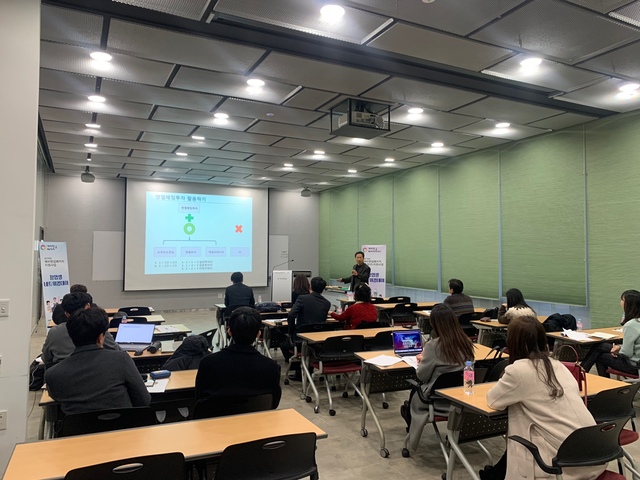 ▲ 중장년층 대상 창업 패키지 지원 프로그램에 참가한 창업가들이 크라우드펀딩 등 투자 관련 교육을 받고 있다.ⓒ대구대