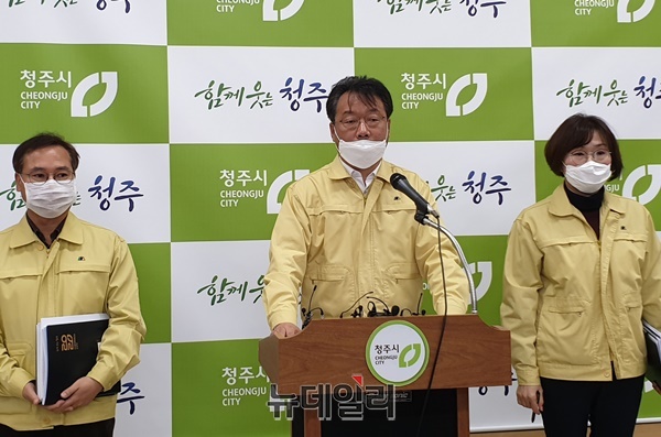 ▲ 김항섭 청주부시장이 23일 오전 10시 30분 청주에서 확진 판정을 받은 택시기사 부부의 이동 경로와 관련한 긴급 브리핑을 하고 있다.ⓒ박근주 기자