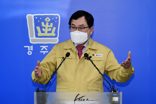 ▲ 주낙영 경주시장은 23일 오전 경주시청에서 코로나19 확진자 발생과 관련한 브리핑을 하고 있다.ⓒ경주시