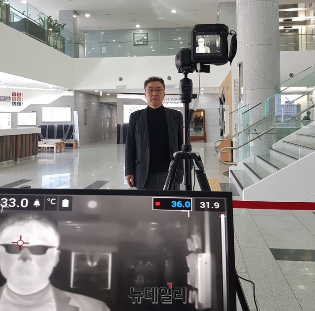 ▲ 경북도의회사무처(처장 민인기)는 코로나19 위기경보가 ‘심각’단계로 격상되면서 열화상카메라를 설치해 이상유무를 체크한다. 사진은 경북도의회 출입기자가 이상유무를 확인하는 장면.ⓒ경북도의회