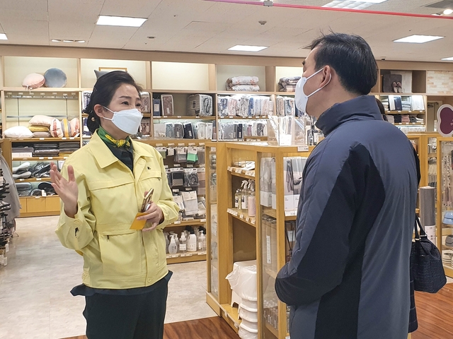 ▲ 배지숙 대구시의회 의장은 24일 오전 이마트 칠성점을 찾아 마스크 긴급 판매 현장을 점검했다.ⓒ대구시의회