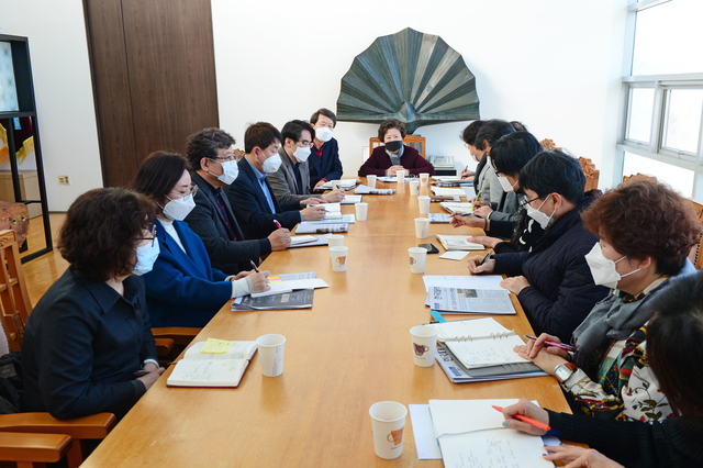 ▲ 대구보건대학교 보직자들이 24일 오전 9시 30분 본관 10층 회의실에서 코로나19 바이러스 확산에 따른 긴급대책회의를 진행하고 있다.ⓒ대구보건대