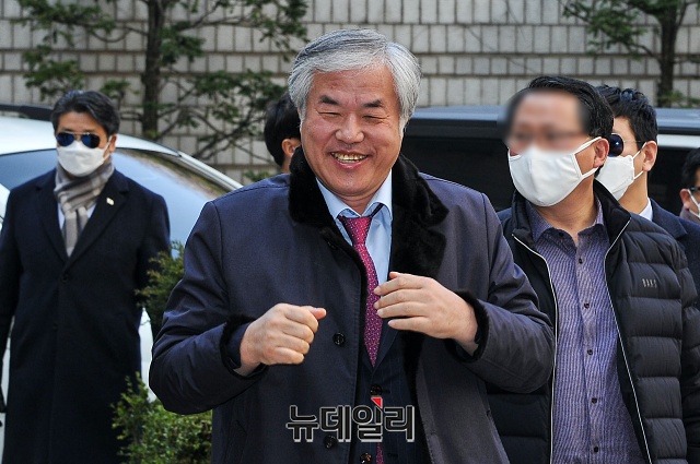 ▲ 전광훈 한기총 대표회장이 24일 오전 서울중앙지법에서 열린 자신의 구속 전 피의자심문(영장실질심사)에 출석하고 있다. ⓒ권창회 기자