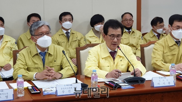 ▲ 이시종 충북도지사가 24일 도청 소회의실에서 ‘충북도재난안전대책회의’를 열어 각 급 기관의 협조를 당부하고 있다.ⓒ박근주 기자