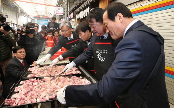 ▲ 청주 서문시장 삼겹살축제 장면.ⓒ청주시