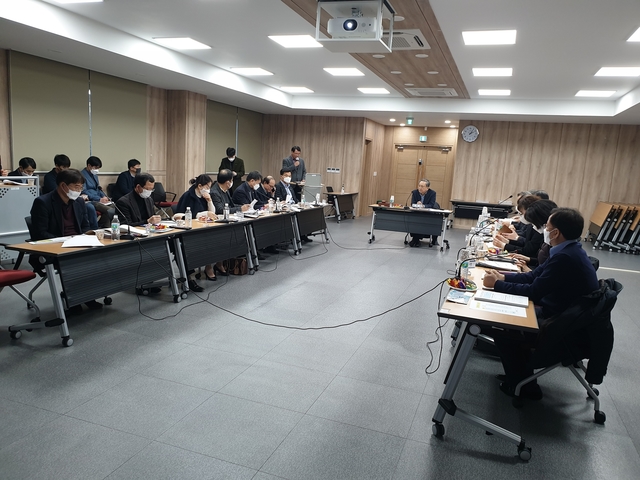 ▲ 경북도는 지난 21일 대구경북한뿌리상생위 회의실에서 도시계획위원회를 열고 ‘경산 도시관리계획(용도지역) 결정(변경)’ 등 2건을 심의해 원안 및 재심의 각각 의결했다.ⓒ경북도