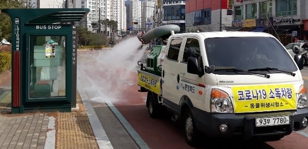 ▲ 코로나19 방역에 나선 가축 방역차량.ⓒ충북도