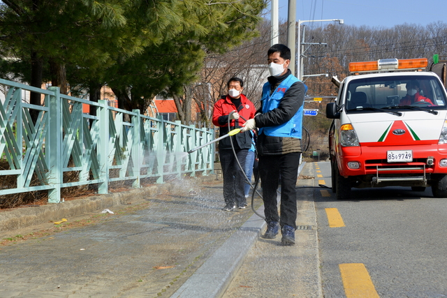 ▲ 달성군(군수 김문오)은 코로나19 확진환자 증가에 따라 9개 읍‧면 공동주택과 관내 복지관, 기념관 등 방역소독을 실시했다.ⓒ달성군