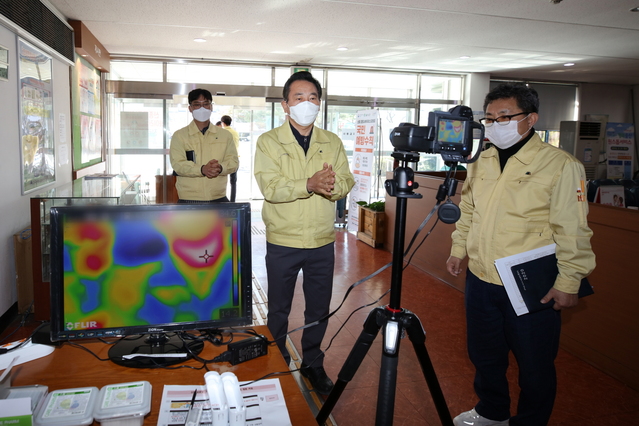 ▲ 김문오 달성군수(달성군 재난안전대책본부장)는 23일 군청 상황실에서 열린 코로나19 회의에 앞서 열화상카메라 앞에서 이상유뮤를 보고 있다.ⓒ달성군