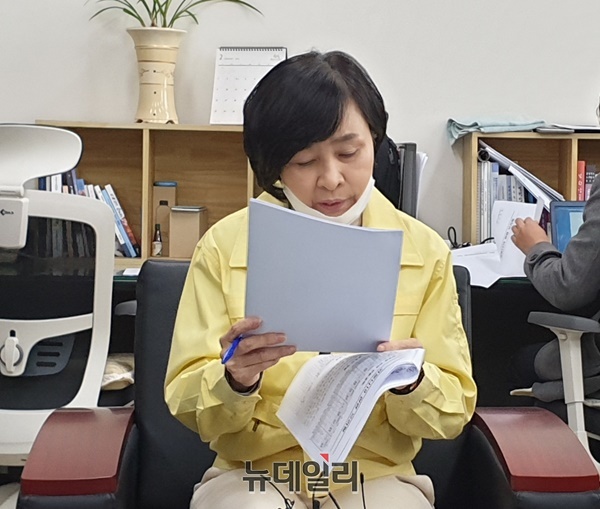 ▲ 전정애 충북도 보건복지국장이 24일 도청 기자실에서 코로나19 관련 기자회견을 하고 있다.ⓒ박근주 기자