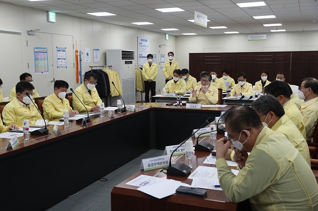 ▲ 코로나19 관련 CEO주재 비상점검회의에서 변창흠 LH 사장(가운데)이 발언하고 있다.ⓒLH