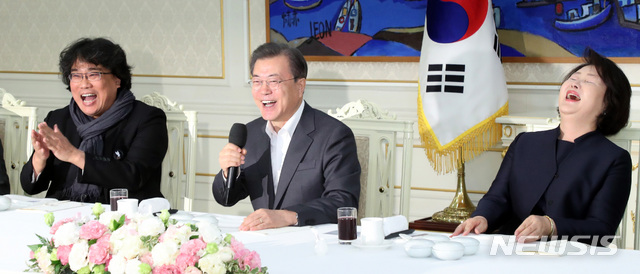 ▲ 지난 20일 영화 기생충팀을 청와대로 초청해 환하게 웃고 있는 문재인 대통령과 김정숙 여사. ⓒ뉴시스