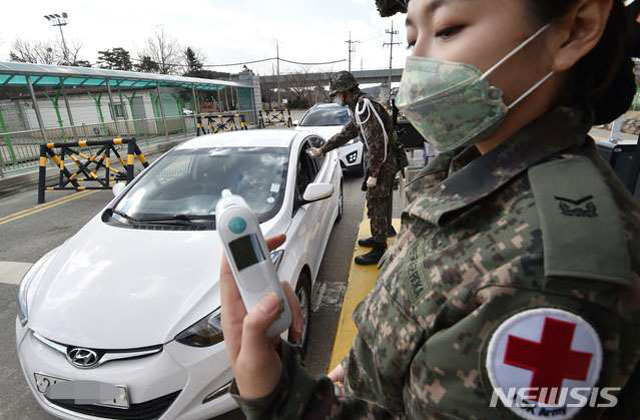 ▲ 출입자에 대한 발열검사를 하는 장병들. ⓒ뉴시스. 무단전재 및 재배포 금지.