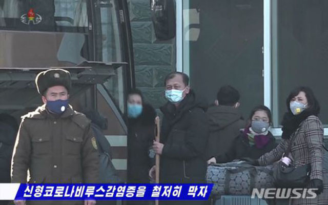 ▲ 마스크를 쓴 평양 시민들. ⓒ뉴시스. 무단전재 및 재배포 금지.