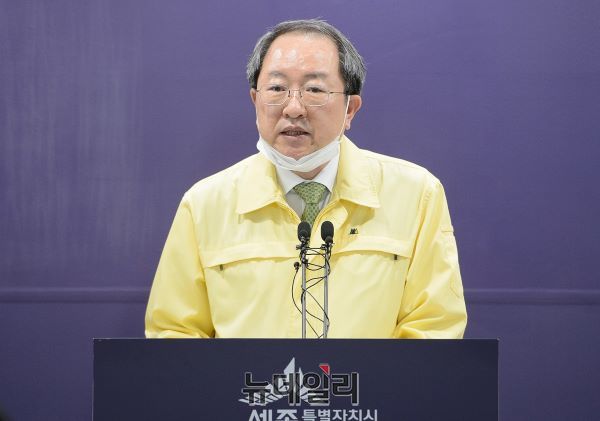 ▲ 류순현 세종시 행정부시장가 25일 브리핑을 열어 “시가 신종 코로나바이러스 감염증(코로나19) 확산에 대응키 위해 선별진료소를 확대하고 검사 인력도 늘리기로 했다”고 밝히고 있다.ⓒ김동식 기자