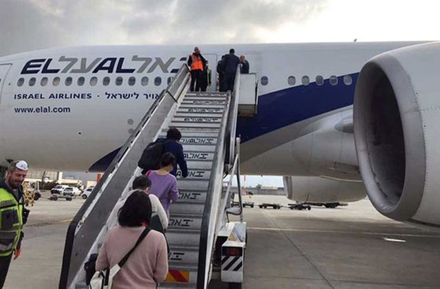 ▲ 이스라엘 국적항공 '엘알'의 전세기에 올라타는 한국인들. ⓒ연합뉴스. 무단전재 및 재배포 금지.