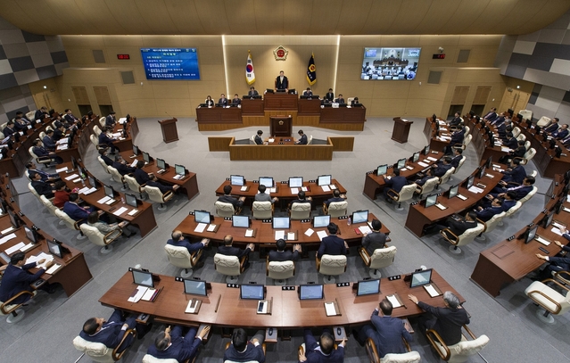 ▲ 경북도의회(의장 장경식)는 최근 대구·경북에 확산되고 있는 코로나 19 예방을 위해 전국 광역의회 최초로 제314회 임시회 회기를 연기 및 단축하기로 결정했다.ⓒ경북도의회