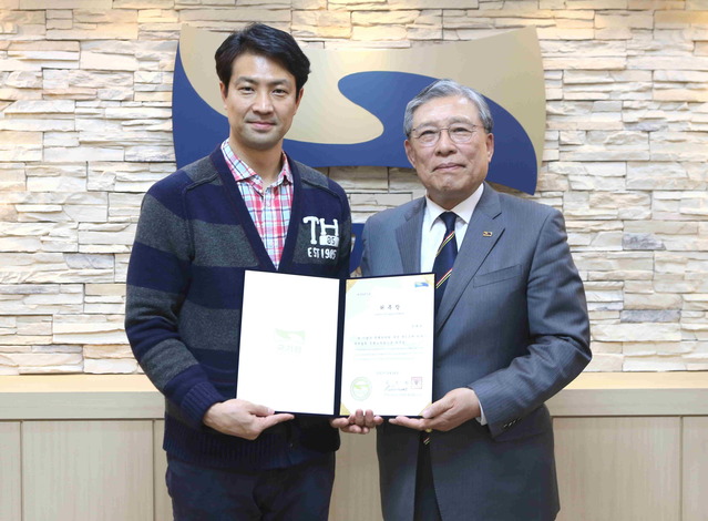 ▲ 국기원 최영열 원장(오른쪽)이 신임 문대성 국제협력특별보좌관에게 위촉장을 수여한 뒤 기념촬영을 하고 있다. ⓒ국기원