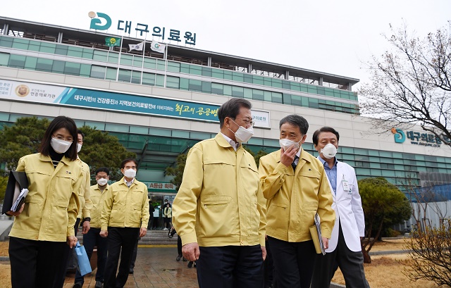 ▲ 문재인 대통령이 25일 대구 서구 대구의료원을 방문해 신종 코로나바이러스 감염증(코로나 19) 대응 현장점검을 마친 뒤 발걸음을 돌리고 있다. ⓒ뉴시스