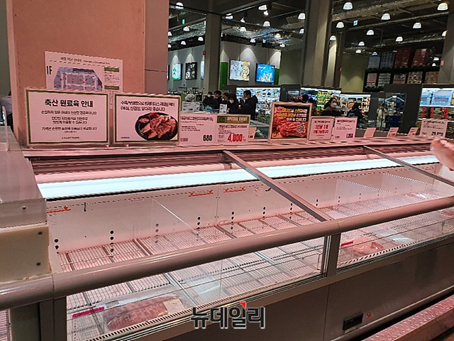 ▲ 인천의 한 대형 할인마트 신선식품 코너. 대부분의 상품이 판매된 상태다. ⓒSNS 캡쳐