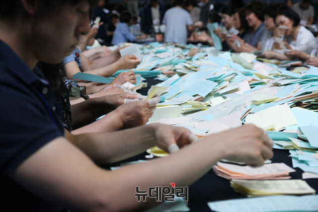 ▲ 우한폐렴 사태로 정치권 일각에서 4.15 총선을 연기해야 한다는 주장이 나오는 가운데, 법학계는 선거 연기 논의가 시기상조라며 '헌정사에서 유례없는 일'이라고 부정하고 있다. 사진은 지난 2018년 지방선거 당시 개표 모습.ⓒ뉴데일리DB