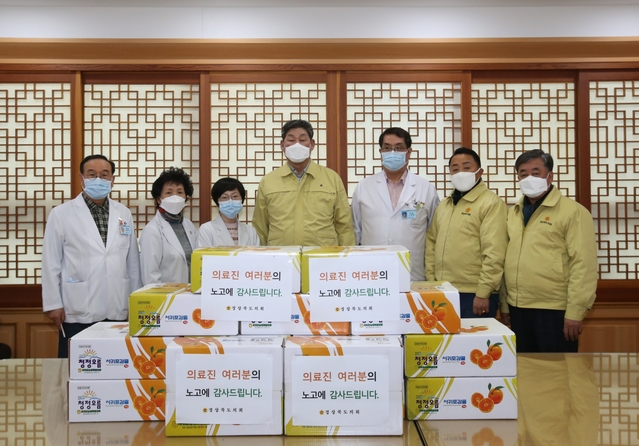 ▲ 장경식 경북도의회 의장 및 김희수·이재도 의원이 25일 코로나19 확진자 치료 전담병원인 포항의료원을 찾아 종사자를 격려했다.ⓒ경북도의회