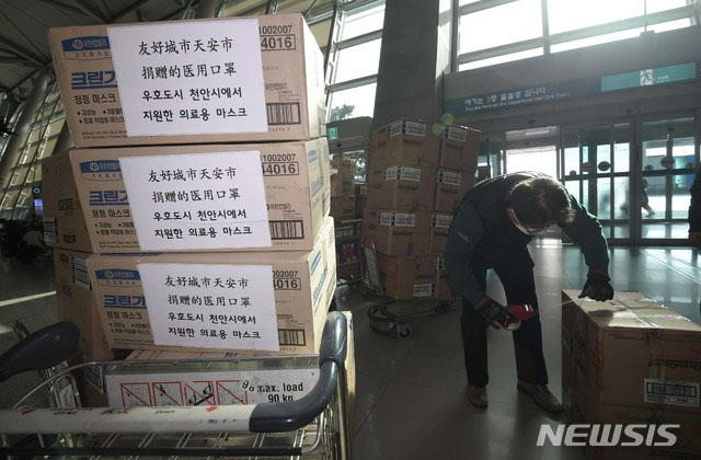 ▲ 충남 천안시가 중국에 보내는 의료용 마스크. 중국은 25일 한국발 여객기 승객들을 강제격리 조치했다. ⓒ뉴시스. 무단전재 및 재배포 금지.