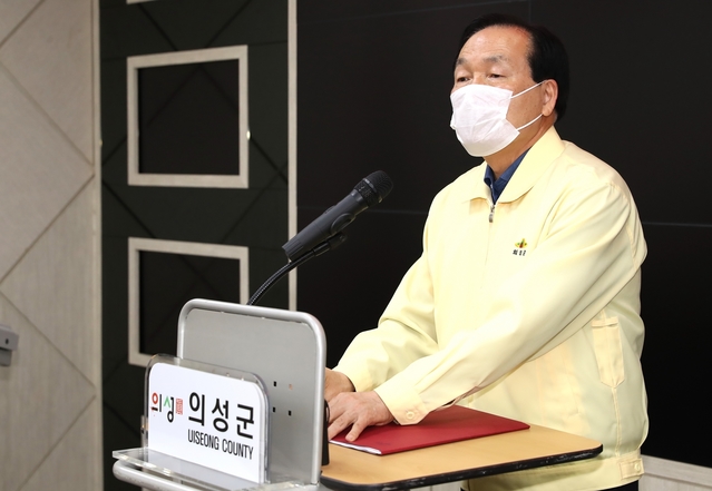 ▲ 김주수 의성군수는 25일 호소문을 통해 “지역사회로의 확산을 방지하기 위해 밀접접촉자와 공무원을 전담·지정 운영할 계획”이라고 말했다.ⓒ의성군