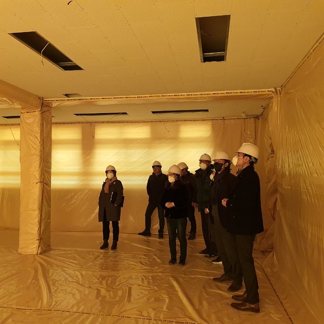 ▲ 공사 상황을 점검하는 학교 석면 해체·제거 충남도교육청 모니터단. ⓒ충남도교육청