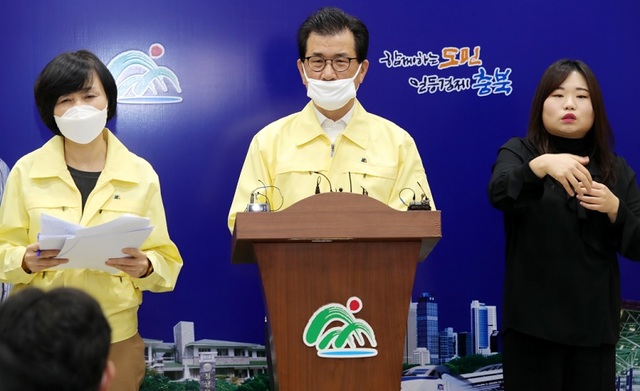 ▲ 이시종 충북도지사가 26일 도청 기자회견장에서 코로나19와 관련, 브리핑을 하고 있다.ⓒ충북도