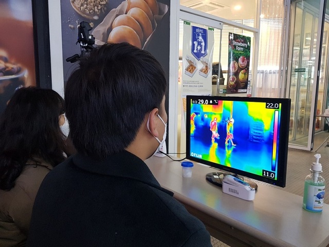 ▲ 보건소 직원들이 버스터미널에서 열화상카메라를 통해 발열을 체크하고 있다.ⓒ뉴데일리 D/B