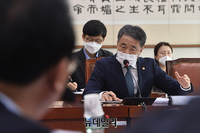 ▲ 박능후 보건복지부 장관이 26일 오전 국회에서 열린 법제사법위원회 전체회의에서 마스크를 착용한 채 의원들의 질의에 답하고 있다. ⓒ박성원 기자