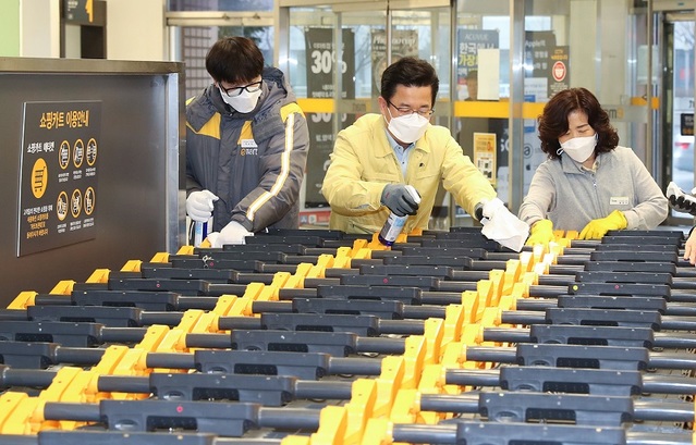 ▲ 허태정 대전시장이 대형마트에서 종사자들과 코로나19 방역을 위해 카트 손잡이를 닦고 있다.ⓒ대전시