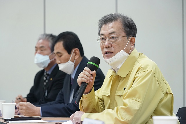 ▲ 문재인 대통령이 25일 대구 동대구역에서 열린 신종 코로나바이러스 감염증(코로나 19) 대응 대구지역 시장, 소상공인 간담회에 참석해 발언하고 있다.ⓒ청와대