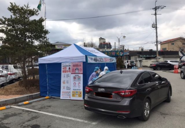 ▲ 세종시가 26일 ‘코로나19’ 관련 검사대상자가 차에서 내리지 않고 창문으로 문진, 발열 체크, 검체채취가 가능한 드라이브 스루 방식의 선별진료소를 운영하고 있다.ⓒ세종시