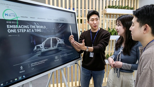 ▲ 현대제철 직원들이 최근 오픈한 ‘H-SOLUTION’ 홈페이지를 보며 회의를 하고 있다.ⓒ현대제철